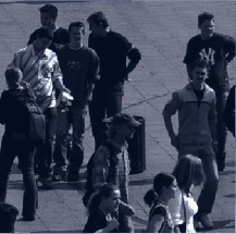 Das folgende Bild zeigt eine Ansammlung von Menschen auf einem Platz. Ende der Bildbeschreibung.